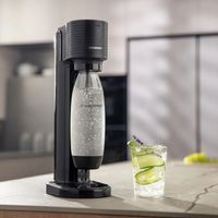 Máquina SodaStream Gaia preparando água com gás